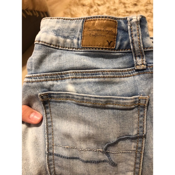 Light wash distressed American Eagle jeans size 2 - Picture 3 of 3